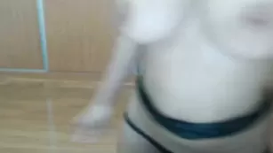 Xanaxo натирает грудь маслом