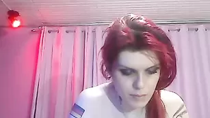 Очаровательная самка Izavampira жестко трахает свои щели