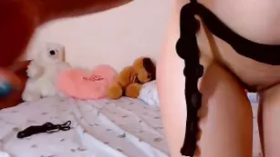 Прелестная сучка hotlikelavaHon долбится с секс игрушкой