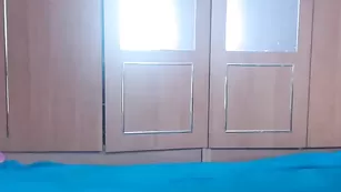 Молодая стерва T33ngirl18 смачно дрочит киску