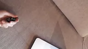 Распутная брюнетка KindOfKay показывает сиськи