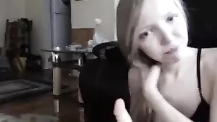 Изящная малышка Misty_kitten облизывает резиновый пенис