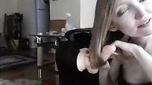 Изящная малышка Misty_kitten облизывает резиновый пенис