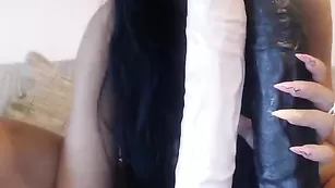 Смазливая МИЛФ Rebyblack06 трахает бритую пизду