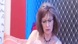 Чешская тетка Madamkelly укрощает мокрую киску