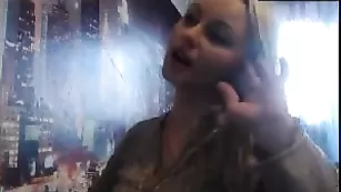 Зрелая красотка Alenakiss5 дрочит оба отверстия