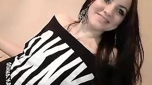 Плоскогрудка MissMistyc теребит пизду через трусики