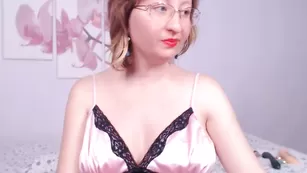 Olga теребит пальцами свою вагину