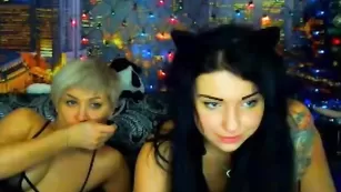 Телочки Extralegal лижут анус друг дружке