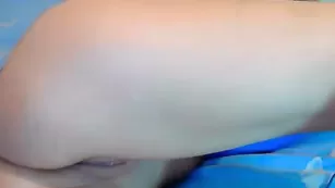 Блядская натура Angel22 мило сует самотык в анус