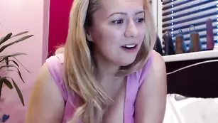 Смазливая путана Kiradivine похотливо общается во фри