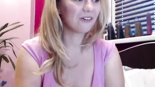 Смазливая путана Kiradivine похотливо общается во фри