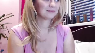 Смазливая путана Kiradivine похотливо общается во фри