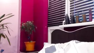 Смазливая путана Kiradivine похотливо общается во фри