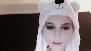 Сексуальная блонда Milamilanxxx нежно теребит письку