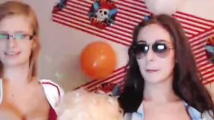 Дуэт шлюшек Alibbi балуется с резиновой куклой