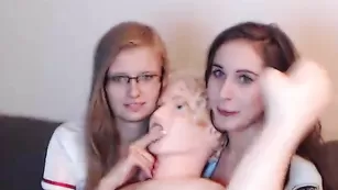 Дуэт шлюшек Alibbi балуется с резиновой куклой