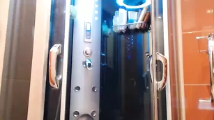 Плоскодонка Afroditasexy принимает теплый душ