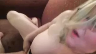 Бикса в очках Dutchessbadgirl клево мастурбирует пальчиками