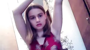 Светловолосая малая 12jessica показывает вагину