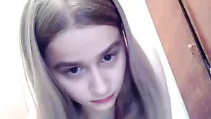 Светловолосая малая 12jessica показывает вагину