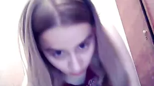 Светловолосая малая 12jessica показывает вагину