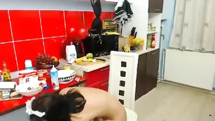 Изысканная сучка NaughtyMaria насыщенно ласкает себя пальчиками