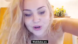 Белокурая пишечка kristinwild демонстрирует свои прелести