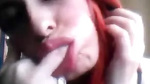 Рыженькая стерва транс Sexywetvenus мастурбирует хуй