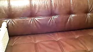 Аппетитная шлендра Barrrbi дрочит сочную пизденку