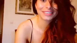 Рыженькая сучка Sensual_Roxy ласкает клитор и облизывает пальчик