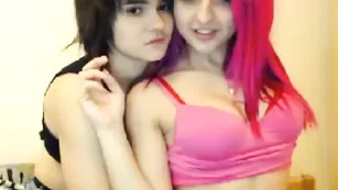 Шальные лесбиянки с яркими патлами занимаются ласками