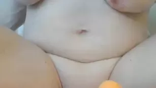 Американская шалава Keepitasecret64 сует дилдо в половые губки