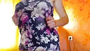 bigbusty демонстрирует свои дойки