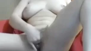 Порочная женщина LadyMagnet ярко трахает пилотку