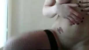 Секс брюнетка в чулках tigergirl дразнится попкой