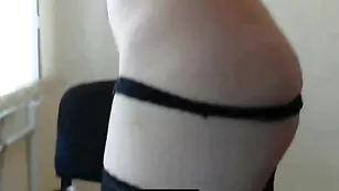 Секс брюнетка в чулках tigergirl дразнится попкой