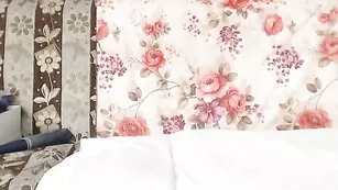 Пылкая студентка Xxx_diamant ласкает свои сиськи