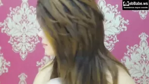 Чарующая детка LaraCharm тискает сосочки и клитор