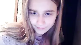 Симпатичная барышня 12jessica показала сиси