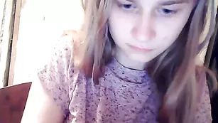 Симпатичная барышня 12jessica показала сиси