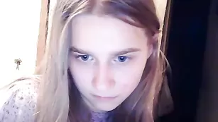 Симпатичная барышня 12jessica показала сиси