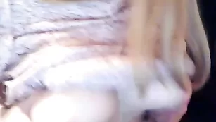 Симпатичная барышня 12jessica показала сиси