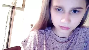 Симпатичная барышня 12jessica показала сиси