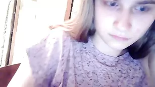 Симпатичная барышня 12jessica показала сиси