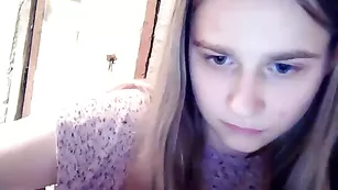 Симпатичная барышня 12jessica показала сиси