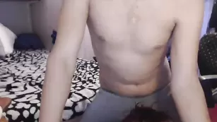 Melissa191 кончает от игры с вибратором