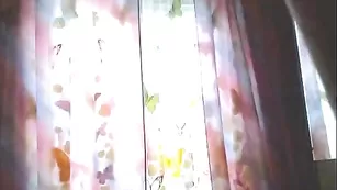 nyaan милая кошечка энергично двигается на камеру