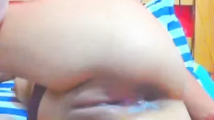 Аппетитная шмара Holesslut ласкает бритые дырочки