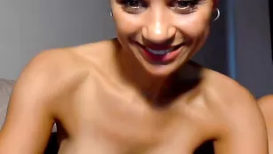 Xxxwildcatxxx обнаженная красавица с большими глазками трахает себя в ванной